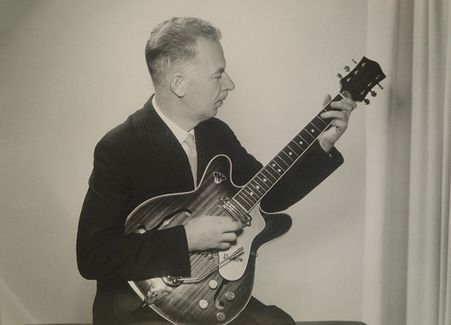 Robert med en av de første Rayhorn-gitarene.
Foto: www.robertnormann.no
