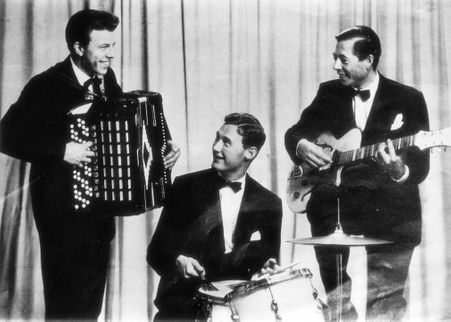Tor Braun med egenprodusert plankegitar, her sammen med Arnstein Johansen og Tom Fraas, ca. 1956.

Foto: Privat
