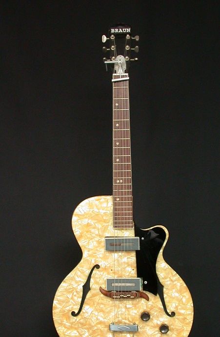 I 2004 ble Tors gitar stilt ut på Ringve Museum i forbindelse med 50-årsmarkeringen av Fender Stratocaster.

Foto: Corinna Weinheimer/Ringve Museum