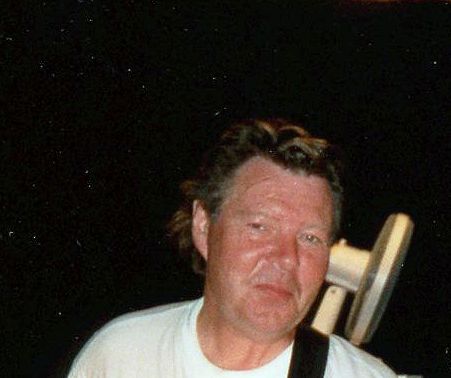 Stolt web-master prøver (dvs. holder) 8-strengeren. Fra sound check Molde Jazzfestival 1997.